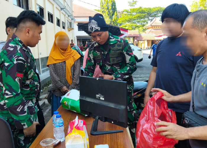 Kembalikan Barang Jarahan ke DRPD Cirebon, Ibu-ibu Datang Sambil Menangis