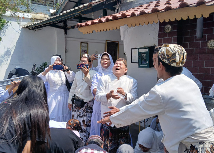 Rebo Wekasan di Keraton Kaprabonan: Doa Tolak Bala, Sedekah Curak hingga Filosofi Kue Apem