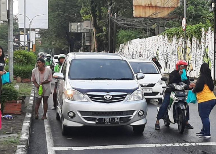 Payung Suci Paguyuban Urang Sumedang Berbagi Takjil di Jl Pemuda Kota Cirebon