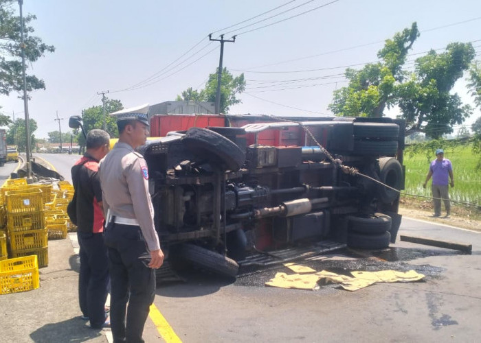 Kecelakaan di Gronggong, Pick Up Oleng Tabrak Motor, Korban Luka Berat