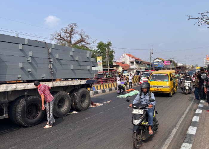 Kronologi Penarik Becak Tewas Tertabrak Truk di Cirebon
