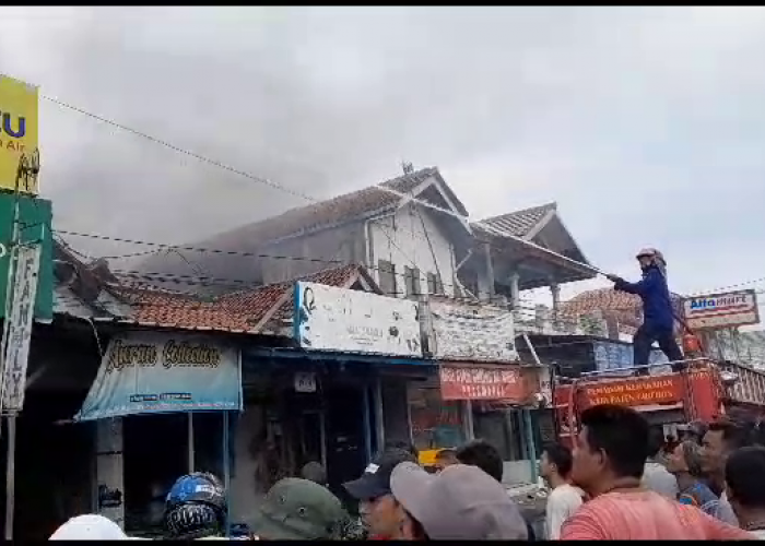 Kebakaran Hebat Terjadi di Losari, Hanguskan 8 Bangunan