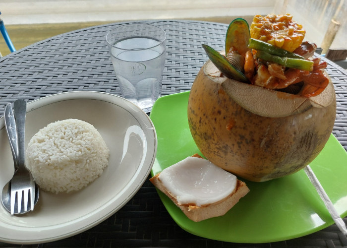 Makyus, Sensasi Makan Seafood Batok Kelapa