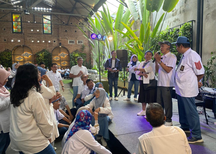 Kenakan Seragam Putih Abu-Abu, Alumni Smansa'87 Rayakan Persahabatan Tanpa Batas Waktu