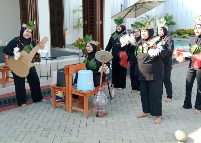 Lomba Parodi Orkestra Barang Bekas Berlangsung Meriah Grup Ash Kolaya Sabet Juara 1 