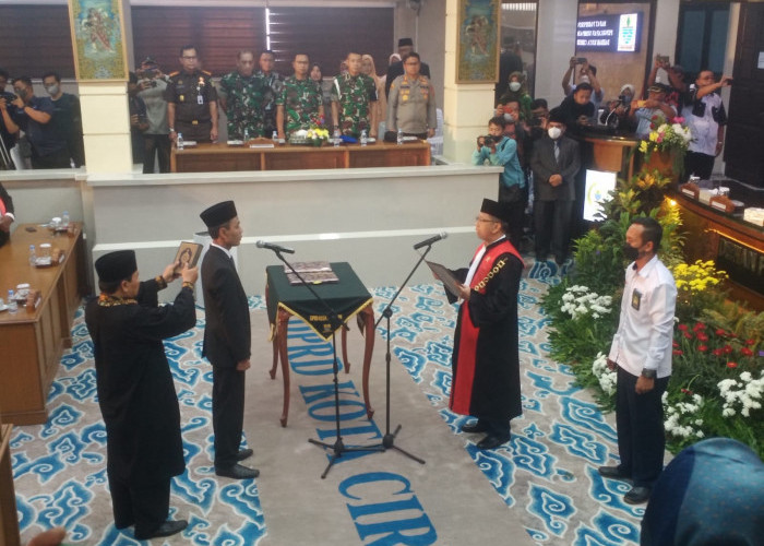 Pelantikan Ketua DPRD Kota Cirebon, Ruri Tri Lesmana Gantikan Affiati