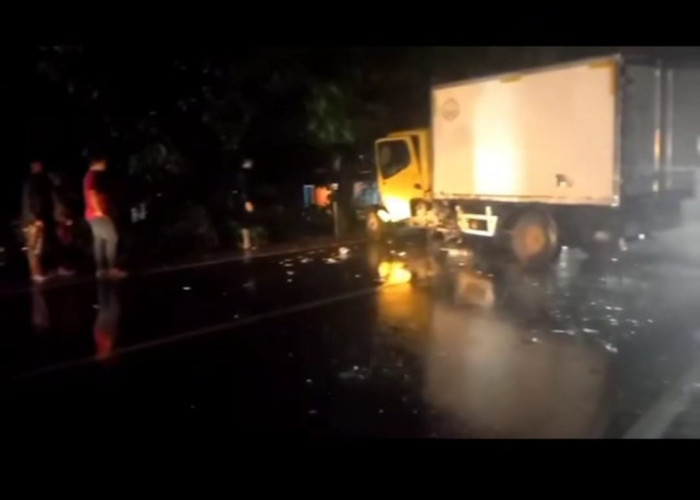 Kecelakaan di Beber Cirebon, Truk Box Oleng Hantam Innova, 8 Orang Luka