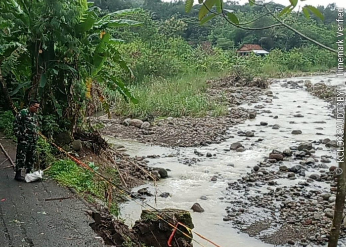 Babinsa Argasunya Tinjau Lokasi Tanah Longsor di Lebakngok