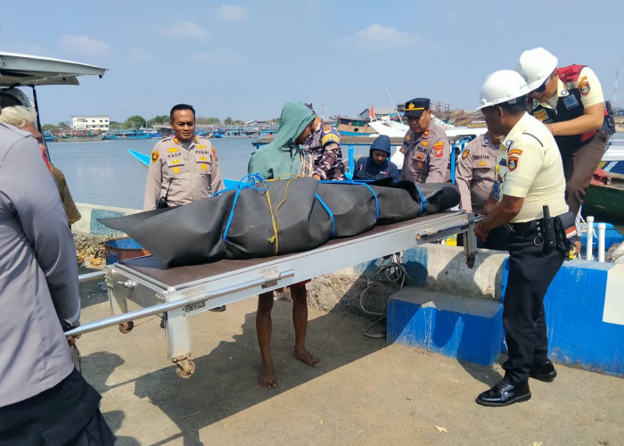 Momen Haru di Kejawanan, Polisi Gotong Jenazah ABK yang Meninggal di Tengah Pelayaran