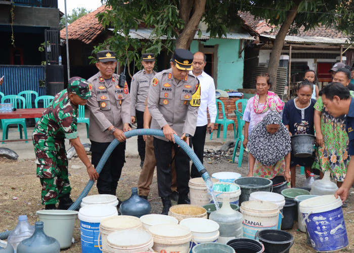 Kapolres Cirebon Kota Distribusikan  13.000 Liter Air Bersih Kepada Warga Banjarwangunan