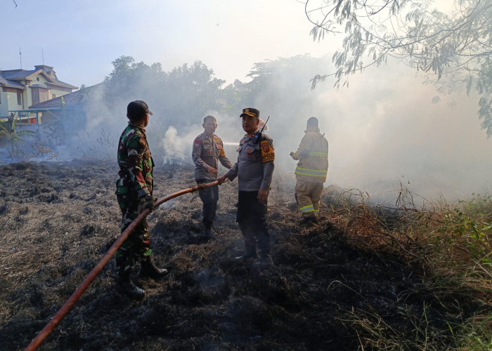 Kapolres dan Kapolsek Kedawung Turun Langsung Cek TKP Kebakaran Lahan