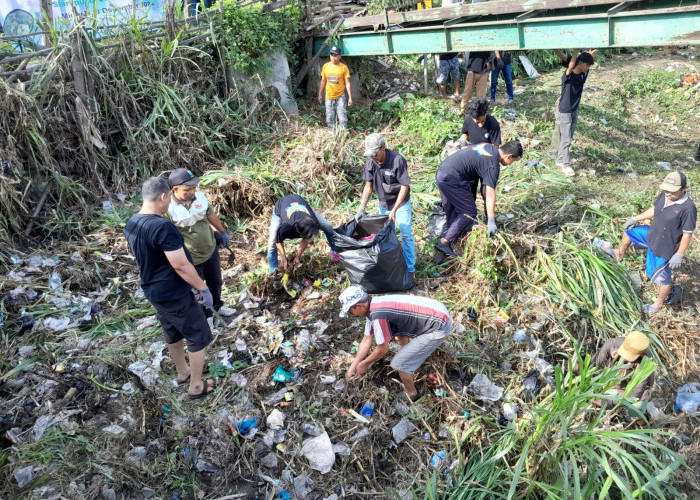 Cegah Banjir, Generasi Milenial Kota Cirebon Gelar Aksi Bersih-Bersih Sungai Cikalong