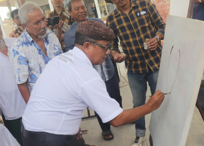 Ruang Kreasi Cirebon Bangkit, Seniman Lokal Gelar Pameran Lukisan 17 Pitulas Secara Mandiri