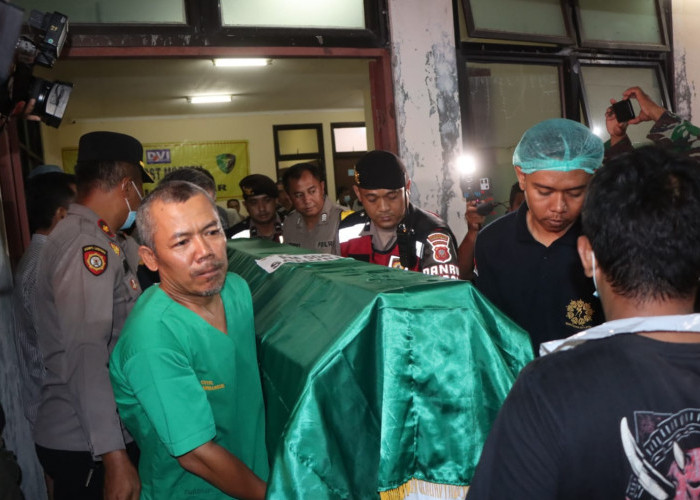 Polresta Cirebon Kawal Penyerahan Jenazah Korban Longsor Gunung Kuda ke Rumah Duka