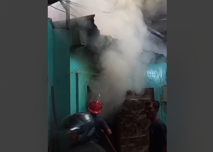 Kebakaran Minggu Sore di Kaliwulu Cirebon, Tumpukan Kayu Bahan Mebel Dilalap Api