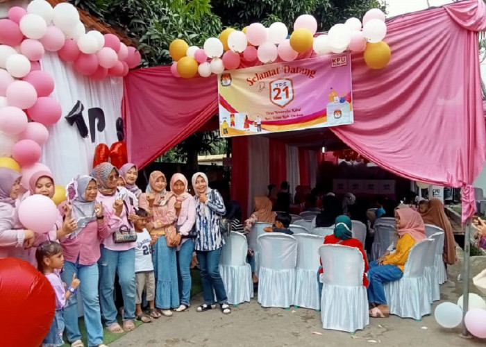 Warga Antusias Datang ke TPS Tema Valentine Day di Cirebon, Spot Foto Laris Manis