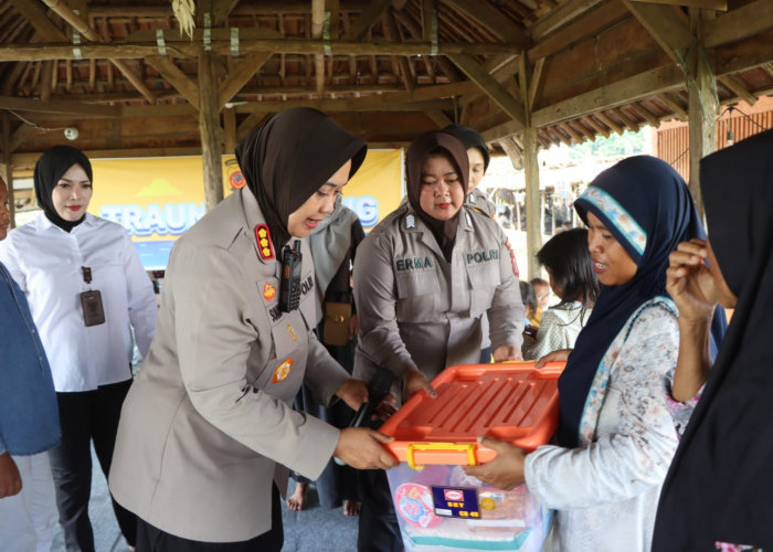 Ringankan Beban, Keluarga Korban Longsor Gunung Kuda Dapat Bantuan dari Polresta Cirebon 