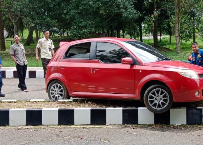 Bocah Latihan Nyetir Mobil, Berakhir Nyangkut di Median Jalan