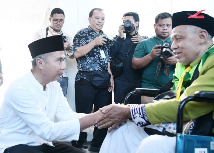 440 Orang Jemaah Haji Kloter Pertama Embarkasi Jakarta-Bekasi Dibertangkatkan, Simak Pesan dari Bey Machmudin 