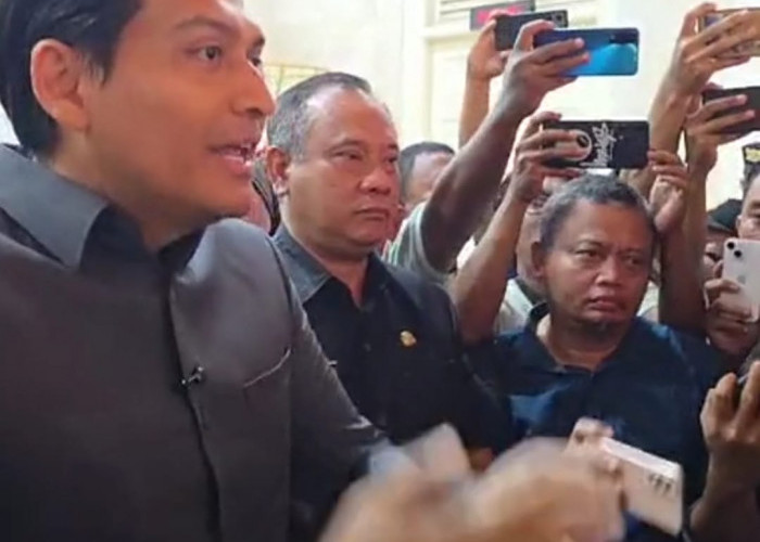 Bupati Lucky Hakim Tolak Koin Rp100 Juta dari KOMPI, Minta Perbaikan Fasum dan Ajak Dialog