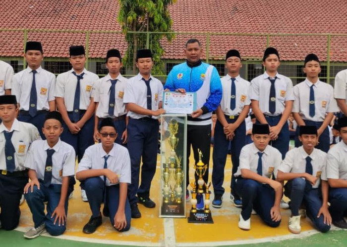 Pesantren Al Hikmah Rebut Throphy  Bergilir Bupati Cirebon