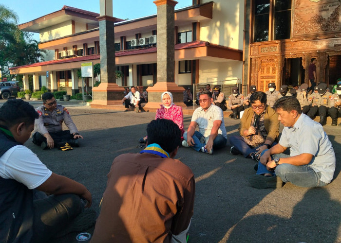 Polemik Komentar Wakil Ketua DPRD Cirebon Memanas, Mahasiswa Tuntut BK Bertindak