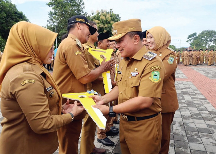 Bupati Kuningan Bagikan 25 Sepeda Motor untuk Desa Berprestasi