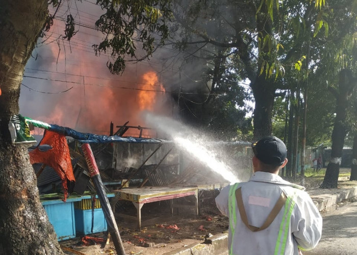Kebakaran di Watubelah Cirebon, Tumpukan Selang Bekas dan Warung, Ini Penyebabnya