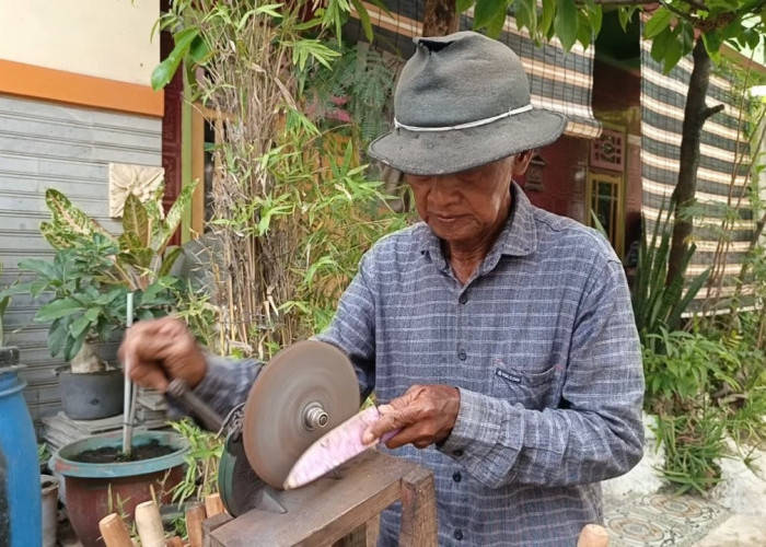 Sadana, Puluhan Tahun Setia Menjadi Pengasah Pisau Keliling