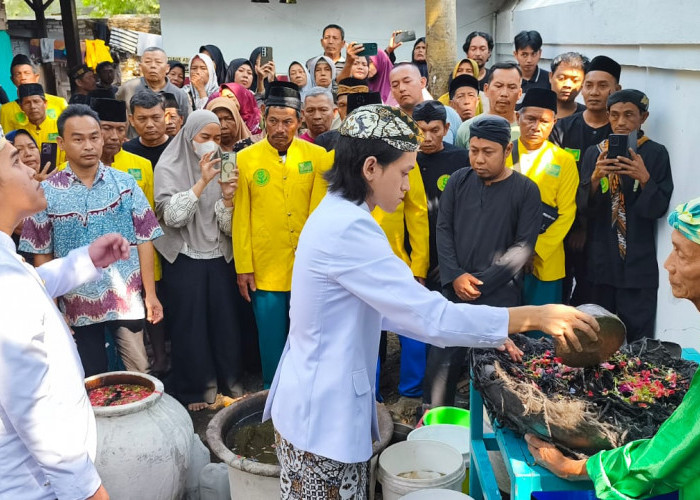 Gong Sekati Peninggalan Wali Songo Dicuci, Tradisi Ratusan Tahun Keraton Kanoman Cirebon Kembali Digelar