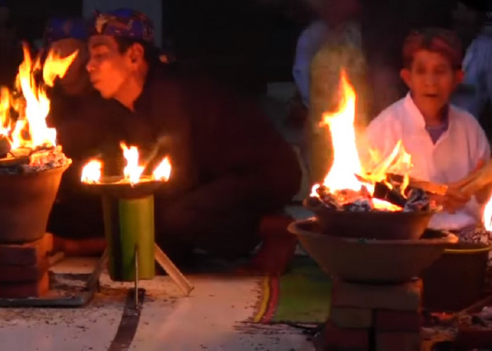 Ritual Magis Kiat Damar Jelang Pemilihan Kuwu di Kabupaten Cirebon, Api Makin Besar, Peluang Menang