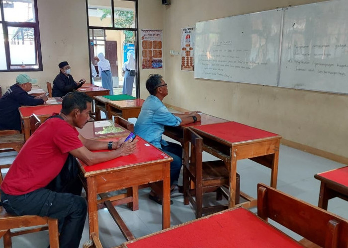Saat Ayah Duduk di Bangku Sekolah: Kisah di Balik Gerakan Mengambil Rapor