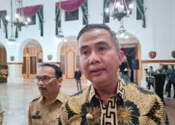 Hari Batik Nasional, Pj. Gubernur Jabar  Bey Machmudin Hadiri Istana Berbatik