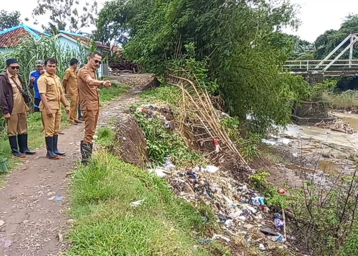 Sudah 8 Tahun Tak Diperbaiki, Longsor Sungai Cikanci Ancam Akses Tiga Desa di Cirebon