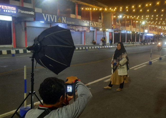 Manfaatkan Gemerlap Lampu Kota, Jasa Fotografer Laris Manis
