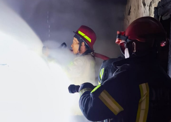 Korsleting Listrik Hanguskan Rumah di Juntinyuat, Kerugian Puluhan Juta