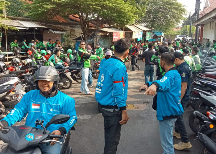 Komunitas ojol Cirebon Raya menuntut pemerintah untuk menaruh perhatian terhadap regulasi angkutan daring dan dampak dari kenaikan harga BBM. Foto: Dedi Haryadi/radarcireboncom