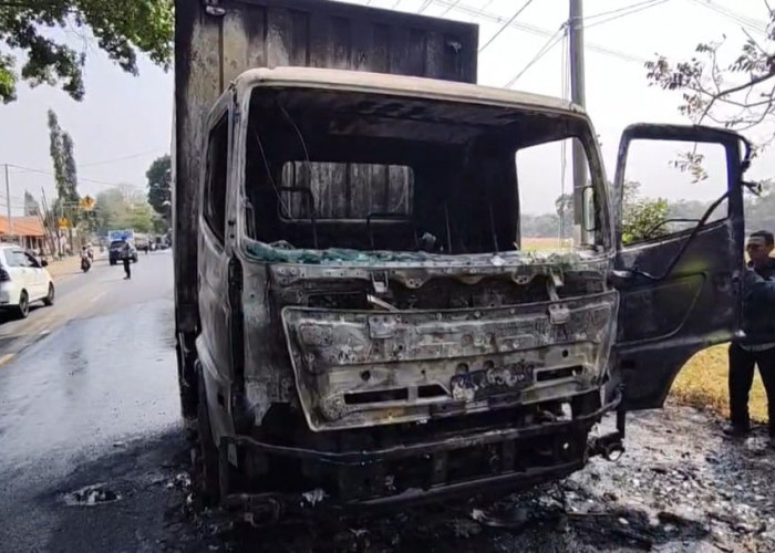 Truk Terbakar di Beber: Bawa Muatan 22 Ton Teh Gelas, Sopir Cium Bau Kabel Terbakar