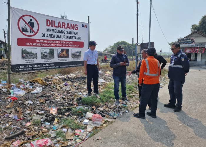 Ada Kabel dan Sistem Persinyalan, Ini Bahaya Buang dan Bakar Sampah di Dekat Jalur Kereta Api