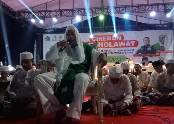 Cirebon Bersholawat Dipimpin oleh Habin Lutfi Bin Yahya Bergema, KASAD Dudung Bangga 