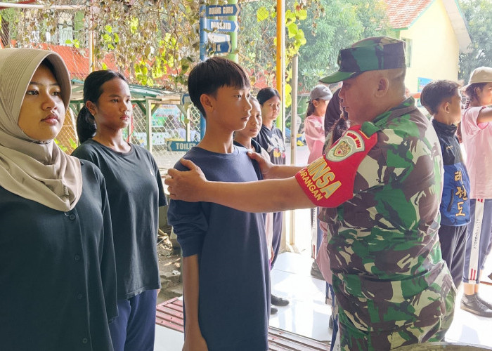 Babinsa Kelurahan Larangan Isi Kegiatan MPLS di SMPN 7 Kota Cirebon
