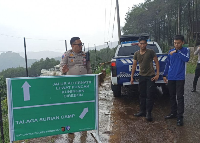 Satlantas Polres Kuningan Pasang Rambu Penunjuk Arah di Sejumlah Jalur Strategis Wisata