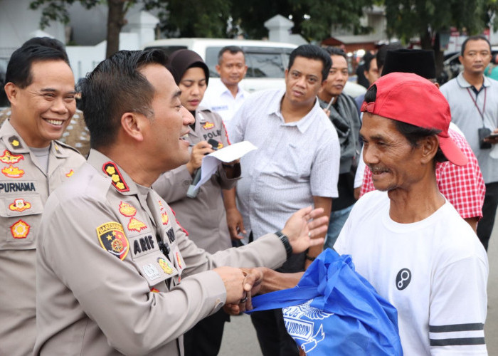 Polresta Cirebon Bagikan Paket Sembako ke Tukang Ojek hingga Tukang Becak