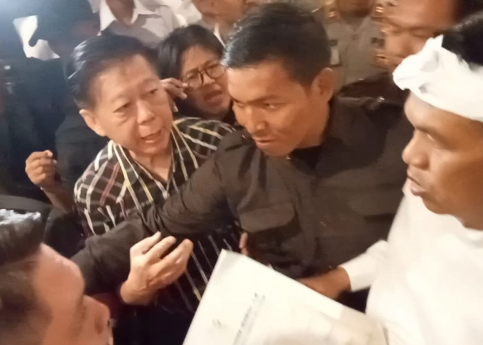 Warga Ampera Cirebon Cegat KDM saat Keluar Hotel, Tuntut Pemprov Jabar Tempuh Jalur Hukum