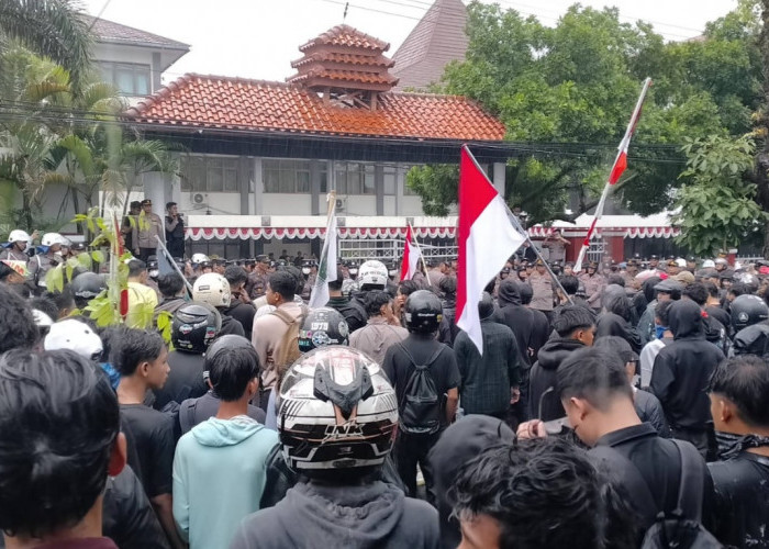 Aksi Kuningan Melawan Digelar di Tengah Guyuran Hujan Deras, Massa Melempari Gedung DPRD