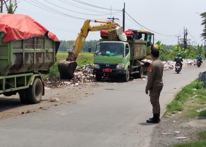 Sampah Menggunung di Exit Tol Ciledug Dibersihkan, DLH Cirebon Siapkan Sanksi