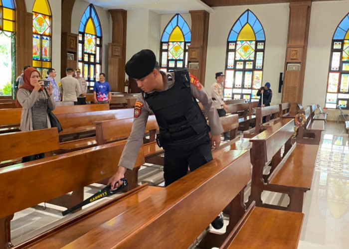 Pengamanan Natal 2025: Tim Gegana Sisir Gereja di Cirebon, 450 Personel Disiagakan