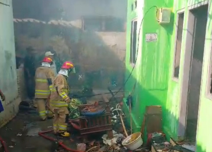 Rumah Keluarga Janda 5 Anak di Cirebon Terbakar, Kerugian Capai Rp100 Juta