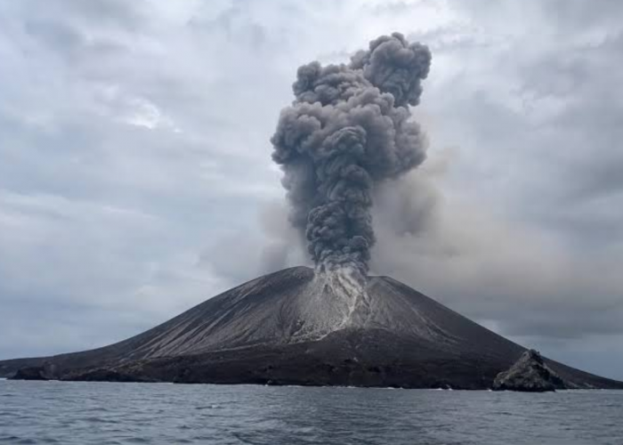 Erupsi Anak Krakatau 2026: Fenomena Panas Bertemu Air yang Bisa Mengubah Bahaya Letusan 