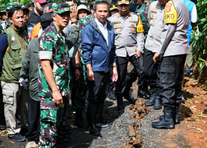 Tinjau Lokasi Bencana Sukabumi, Bey Machmudin: Keselamatan Warga Jadi Prioritas 